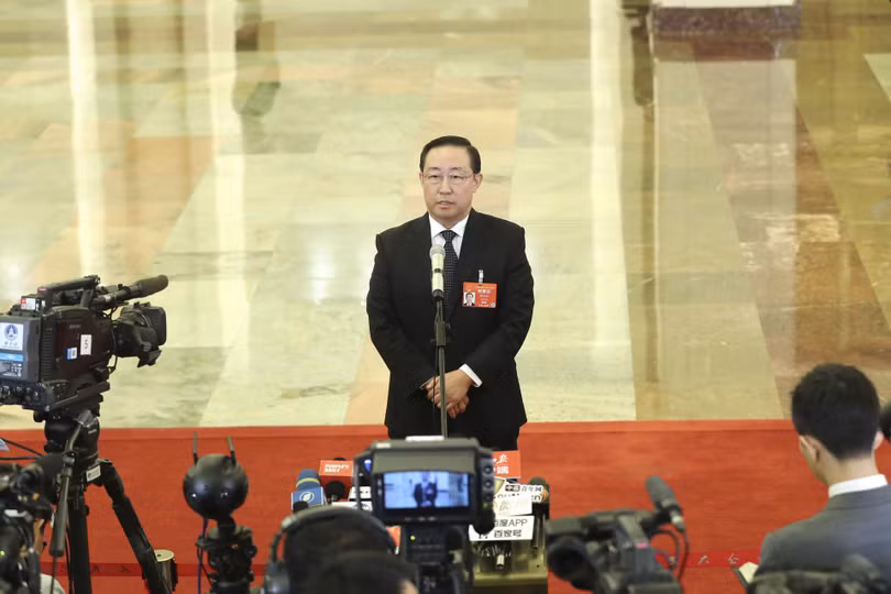 Ủy viên TW, Bộ trưởng Tư pháp Phó Chính Hoa trả lời phỏng vấn của các phóng viên (Ảnh: Xinhua). Ủy viên TW, Bộ trưởng Tư pháp Phó Chính Hoa trả lời phỏng vấn của các phóng viên (Ảnh: Xinhua).