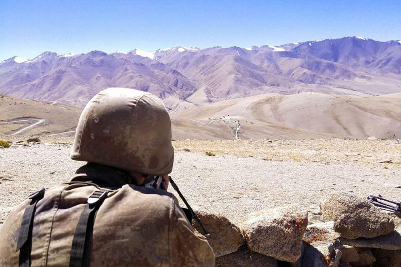 Lính Trung Quốc ở chốt tiền tiêu đang ngắm vào binh sĩ Ấn Độ ở phía đối diện (Ảnh: Dwnews).