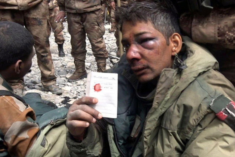 Hình ảnh tù binh Ấn Độ mặt mũi sưng vù được đưa lên mạng xã hội hôm 10/10 (Ảnh: Dwnews).