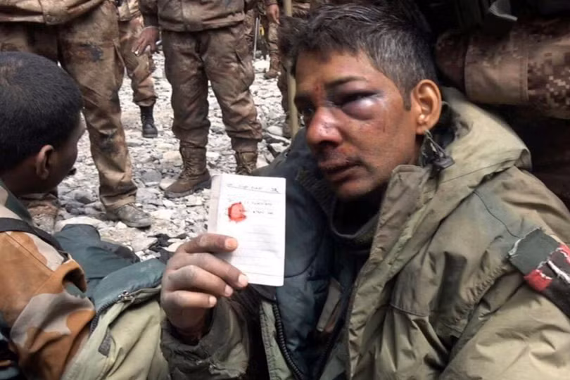 Hình ảnh tù binh Ấn Độ mặt mũi sưng vù được đưa lên mạng xã hội hôm 10/10 (Ảnh: Dwnews).