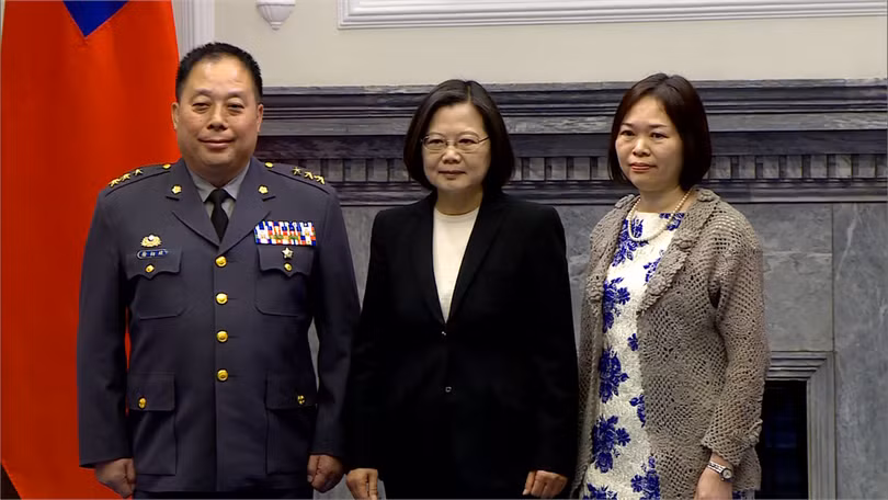 Bà Thái Anh Văn chúc mừng tướng Từ Diễn Phác được thăng quân hàm (Ảnh: UDN)