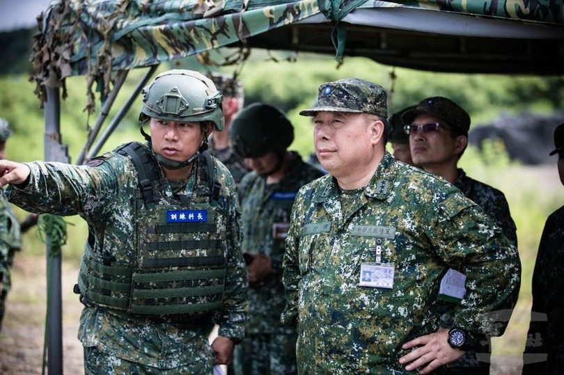 Ông Từ Diễn Phác thị sát một đơn vị ở tuyến trước (Ảnh: UDN).