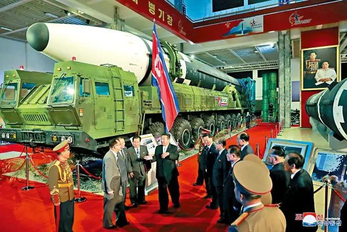 Các nhà lãnh đạo Triều Tiên bên cạnh tên lửa liên lục địa Hwasong-16 (Ảnh: KCNA).