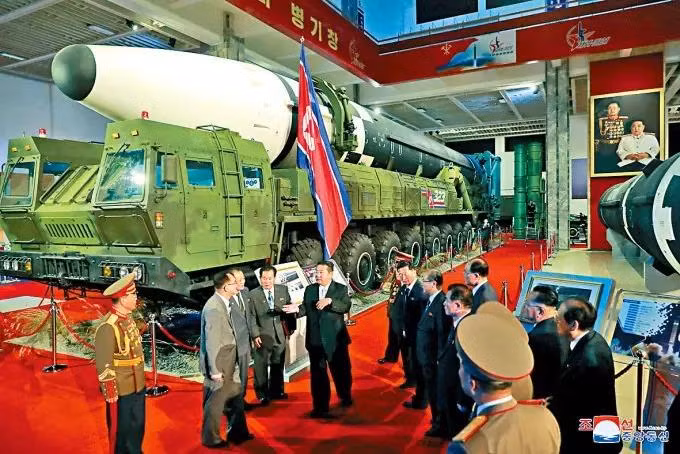 Các nhà lãnh đạo Triều Tiên bên cạnh tên lửa liên lục địa Hwasong-16 (Ảnh: KCNA).