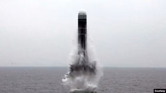 Tháng 9 vừa qua, Hàn Quốc đã lần đầu tiên phóng thử thành công tên lửa đạn đạo từ tàu ngầm (Ảnh: Newskks).