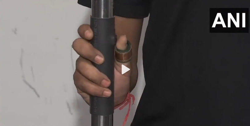 Công tắc trên đinh ba điện trang bị cho lính biên phòng Ấn Độ (Ảnh: ANI).