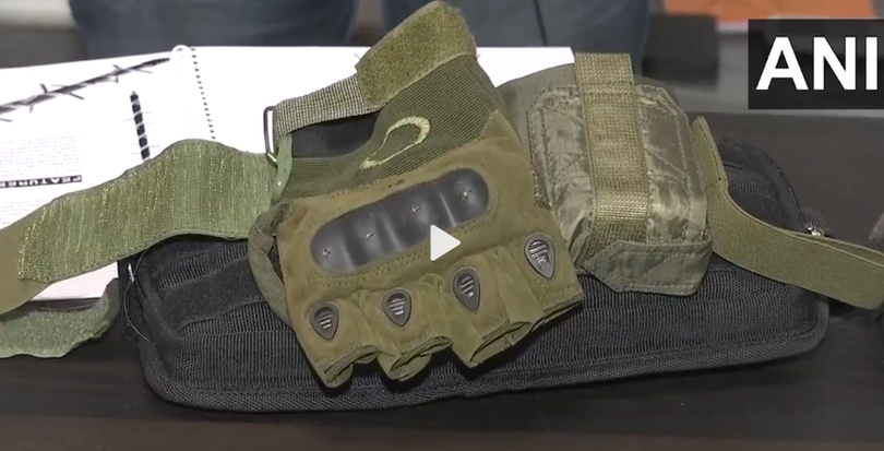 Găng tay điện trang bị cho lính biên phòng Ấn Độ (Ảnh: ANI).