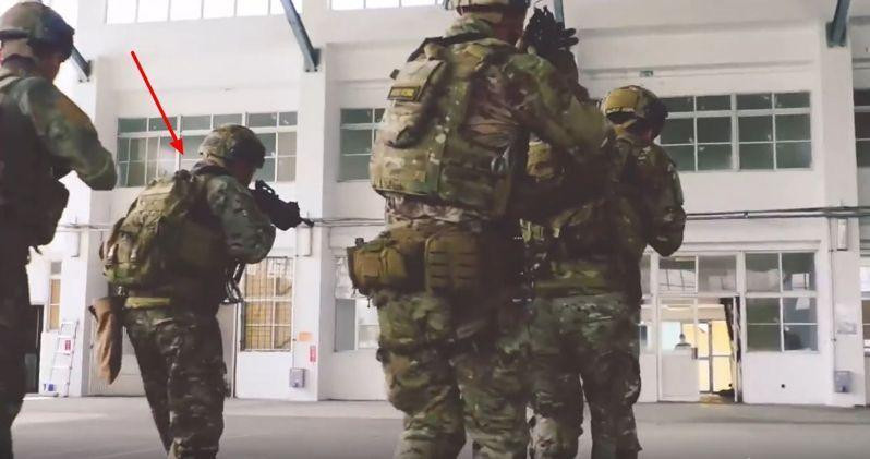 Các lính đặc nhiệm Mỹ cùng diễn tập với lính đặc nhiệm Đài Loan (mũi tên). Ảnh: QQ. Các lính đặc nhiệm Mỹ cùng diễn tập với lính đặc nhiệm Đài Loan (mũi tên). Ảnh: QQ.