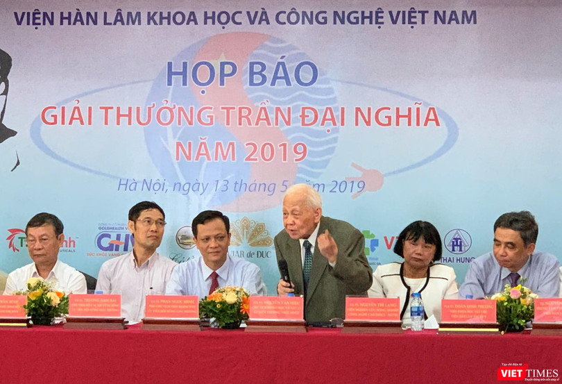 GS.VS. Nguyễn Văn Hiệu - Ủy viên thường trực Hội đồng Giải thưởng trao đổi với báo giới