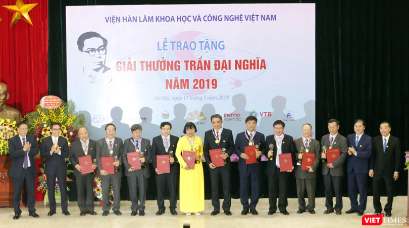 Phó Thủ tướng Vũ Đức Đam và Bộ trưởng Bộ KH&CN Chu Ngọc Anh trao Giải thưởng Trần Đại Nghĩa cho 10 nhà khoa học