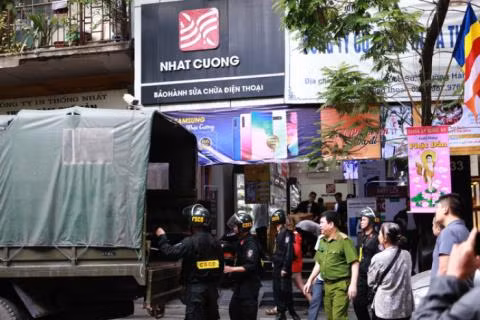 Công an khám xét cửa hàng của Nhật Cường, thu giữ nhiều tang vật 