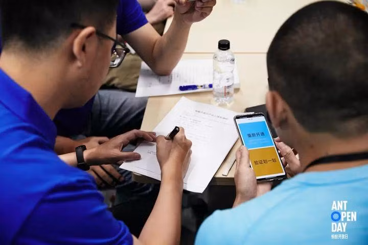 Người dùng khiếm thị trải nghiệm và đưa ra đề xuất