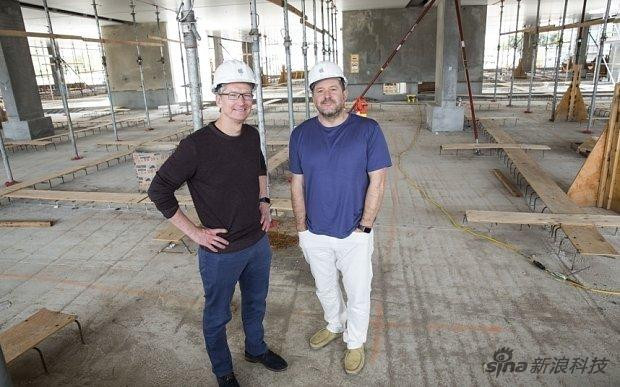 Một bức ảnh của Cook và Ivey năm 2015 Một bức ảnh của Cook và Ivey năm 2015