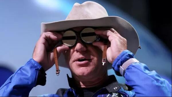 Sau khi tham gia chuyến bay có người lái đầu tiên của Blue Origin, Bezos đã khoe chiếc kính hàng không mang theo bên mình. Cặp kính này từng thuộc về nữ phi công đầu tiên Amelia Earhart bay một mình qua Đại Tây Dương. Sau khi tham gia chuyến bay có người lái đầu tiên của Blue Origin, Bezos đã khoe chiếc kính hàng không mang theo bên mình. Cặp kính này từng thuộc về nữ phi công đầu tiên Amelia Earhart bay một mình qua Đại Tây Dương.