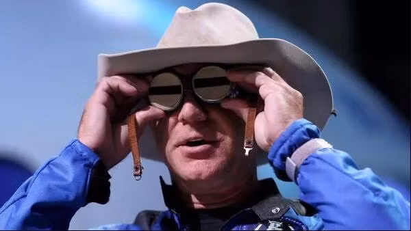 Sau khi tham gia chuyến bay có người lái đầu tiên của Blue Origin, Bezos đã khoe chiếc kính hàng không mang theo bên mình. Cặp kính này từng thuộc về nữ phi công đầu tiên Amelia Earhart bay một mình qua Đại Tây Dương.