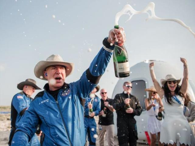 Bezos mở rượu sâm panh để ăn mừng thành công của chuyến bay vũ trụ đầu tiên Bezos mở rượu sâm panh để ăn mừng thành công của chuyến bay vũ trụ đầu tiên