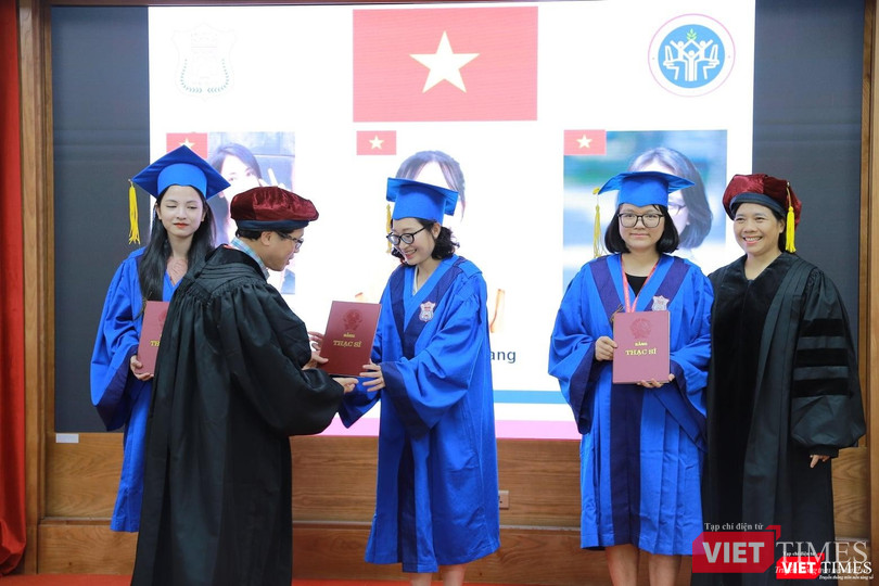 GS.TS. Tạ Thành Văn trao Bằng tốt nghiệp cho các tân thạc sĩ quốc tế GS.TS. Tạ Thành Văn trao Bằng tốt nghiệp cho các tân thạc sĩ quốc tế