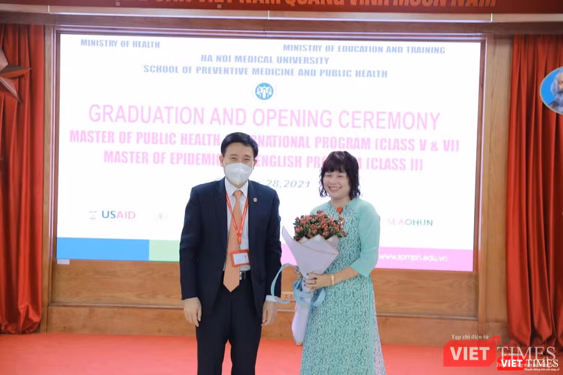 PGS.TS. Đoàn Quốc Hưng - Phó Hiệu trưởng Trường Đại học Y Hà Nội chúc mừng giảng viên của Viện Đào tạo YHDP và YTCC có nhiều cống hiến trong việc đào tạo các học viên quốc tế