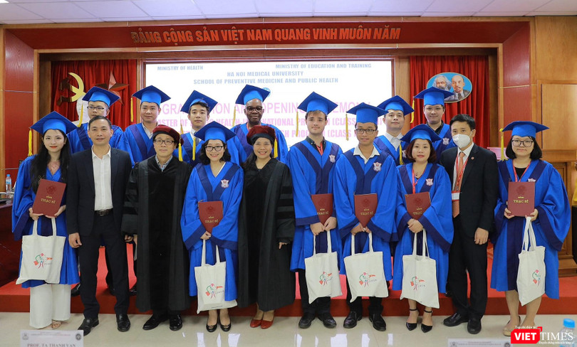 Lãnh đạo Trường Đại học Y Hà Nội và Viện Đào tạo YHDP và YTCC trao Bằng cho các thạc sĩ y tế công cộng quốc tế