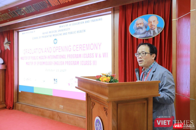 GS.TS. Tạ Thành Văn – Bí thư Đảng uỷ, Chủ tịch Hội đồng Trường Đại học Y Hà Nội phát biểu tại buổi lễ GS.TS. Tạ Thành Văn – Bí thư Đảng uỷ, Chủ tịch Hội đồng Trường Đại học Y Hà Nội phát biểu tại buổi lễ