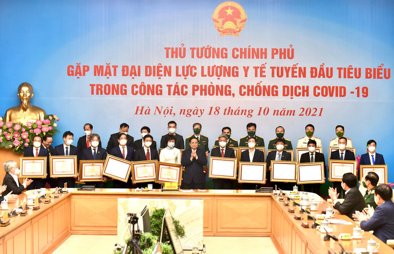 Thủ tướng Chính phủ tặng bằng khen cho các thầy thuốc tiêu biểu trong phòng chống dịch COVID-19 - Ảnh VGP/Nhật Bắc