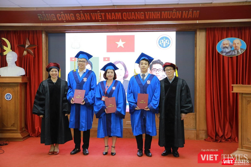 GS.TS. Tạ Thành Văn – Bí thư Đảng uỷ, Chủ tịch Hội đồng Trường Đại học Y Hà Nội và GS.TS. Lê Thị Hương – Viện trưởng Viện Đào tạo YHDP và YTCC -trao bằng tốt nghiệp cho các tân thạc sĩ quốc tế GS.TS. Tạ Thành Văn – Bí thư Đảng uỷ, Chủ tịch Hội đồng Trường Đại học Y Hà Nội và GS.TS. Lê Thị Hương – Viện trưởng Viện Đào tạo YHDP và YTCC -trao bằng tốt nghiệp cho các tân thạc sĩ quốc tế