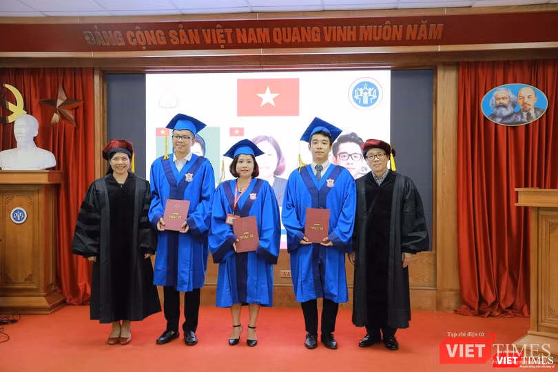 GS.TS. Tạ Thành Văn – Bí thư Đảng uỷ, Chủ tịch Hội đồng Trường Đại học Y Hà Nội và GS.TS. Lê Thị Hương – Viện trưởng Viện Đào tạo YHDP và YTCC -trao bằng tốt nghiệp cho các tân thạc sĩ quốc tế