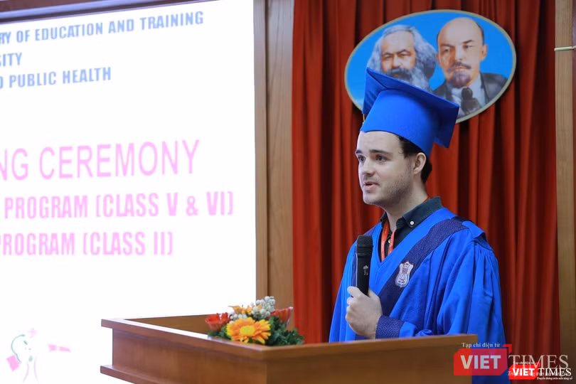 Đại diện các học viên quốc tế cảm ơn Viện Đào tạo YHDP và YTCC đã cho họ những kiến thức bổ ích từ khoá học