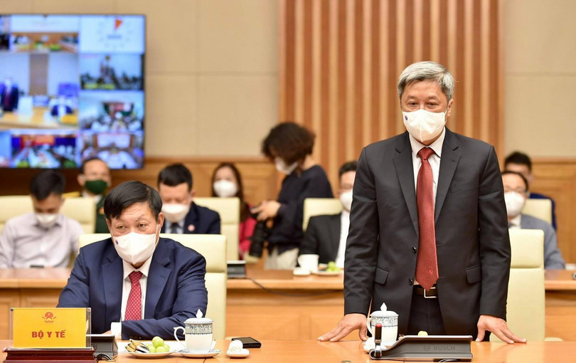 Thứ trưởng Bộ Y tế Nguyễn Trường Sơn: Thời gian tới, với hướng dẫn tạm thời về thích ứng an toàn, linh hoạt, kiểm soát có hiệu quả dịch bệnh COVID-19, các địa phương, người dân cả nước thực hiện, làm theo, mỗi người có ý thức bảo vệ cho chính bản thân mình, gia đình và cộng đồng, để có điều kiện phát triển kinh tế - xã hội, cuộc sống trở lại bình thường. Ảnh: VGP/Nhật Bắc