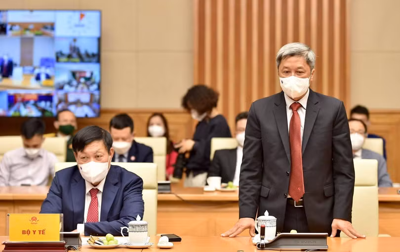 Thứ trưởng Bộ Y tế Nguyễn Trường Sơn: Thời gian tới, với hướng dẫn tạm thời về thích ứng an toàn, linh hoạt, kiểm soát có hiệu quả dịch bệnh COVID-19, các địa phương, người dân cả nước thực hiện, làm theo, mỗi người có ý thức bảo vệ cho chính bản thân mình, gia đình và cộng đồng, để có điều kiện phát triển kinh tế - xã hội, cuộc sống trở lại bình thường. Ảnh: VGP/Nhật Bắc