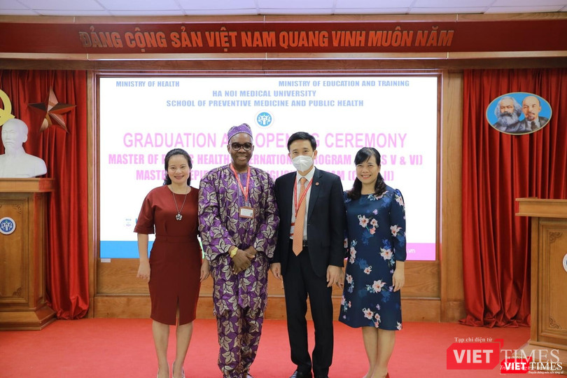Lãnh đạo Trường Đại học Y Hà Nội và Viện Đào tạo YHDP và YTCC chúc mừng tân thạc sĩ quốc tế Lãnh đạo Trường Đại học Y Hà Nội và Viện Đào tạo YHDP và YTCC chúc mừng tân thạc sĩ quốc tế