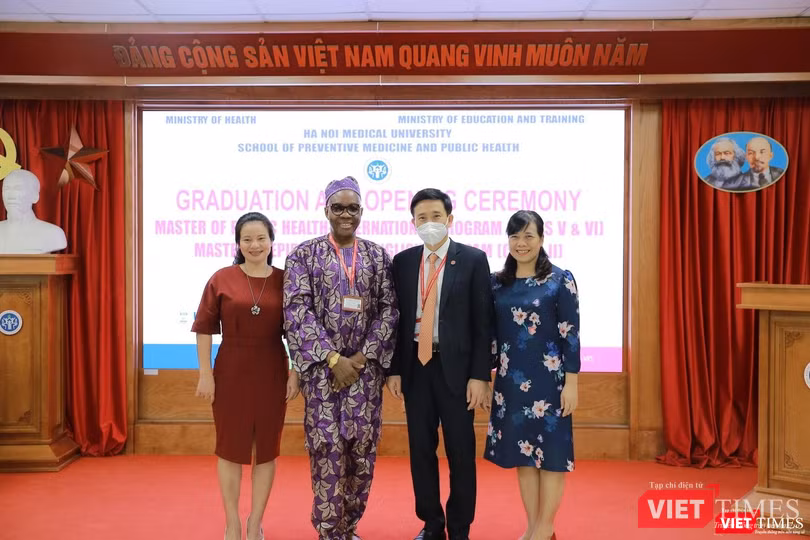 Lãnh đạo Trường Đại học Y Hà Nội và Viện Đào tạo YHDP và YTCC chúc mừng tân thạc sĩ quốc tế