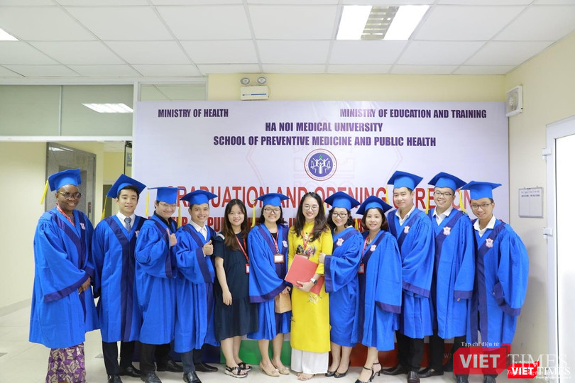 Chúc mừng các tân thạc sĩ quốc tế Chúc mừng các tân thạc sĩ quốc tế