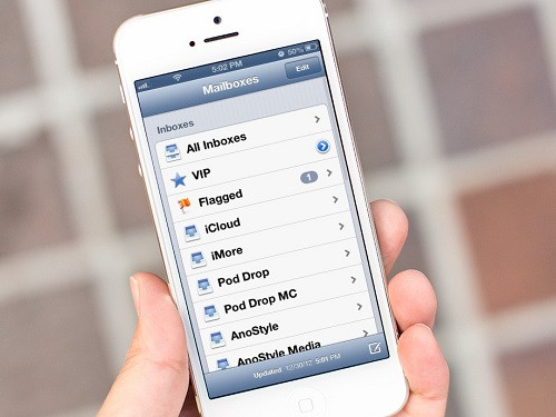 Nên thường xuyên dọn dẹp hộp thư email để giải phóng dung lượng cho iPhone.