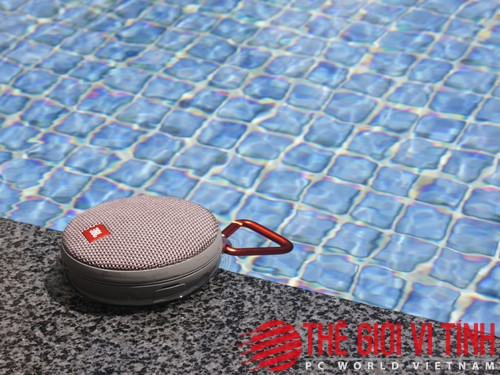 Mẫu loa di động này cũng an toàn ngay khi được mang ra ngâm nước hồ bơi.