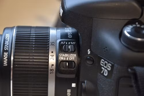 Ống kit EF-S 18-55mm/f3.5-5.6 được dùng trên body EOS7Dcủa Canon. Ống kit EF-S 18-55mm/f3.5-5.6 được dùng trên body EOS7Dcủa Canon.