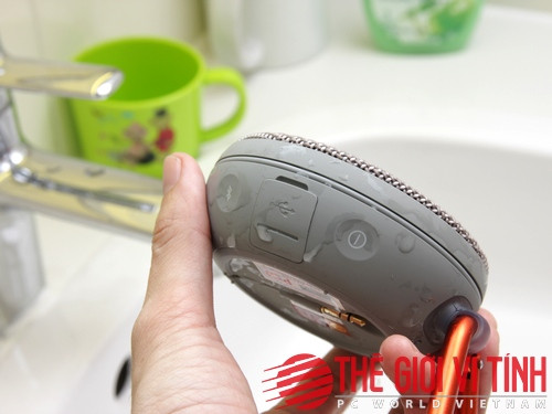 Cổng giao tiếp (micro-USB) được che chắn rất cẩn thận.