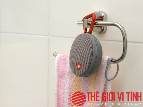 Thiết kế móc treo cải tiến giúp người dùng dễ dàng máng JBLClip 2 ở bất kỳ đâu.