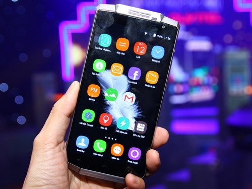 Oukitel K10000 nổi bật với thiết kế cứng cáp, pin dung lượng 10.000mAh và khả năng sạc đầy pin chỉ trong 3,5 giờ.