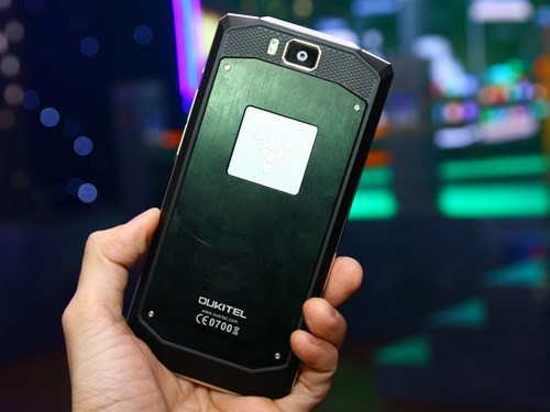 Oukitel K10000 có thiết kế nguyên khối bằng kim loại.