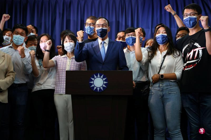 Ông Chu Lập Luân và những người ủng hộ ăn mừng chiến thắng (Ảnh: Zaobao).