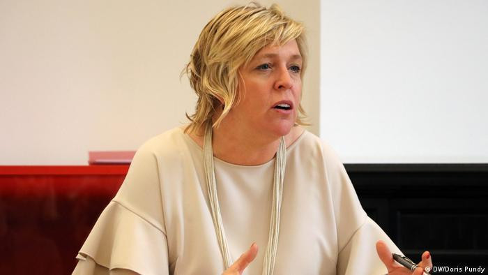 Bà Hilde Vautmans, nghị sĩ phụ trách bản báo cáo: "Chúng ta không thể ngây thơ khi giao du với Trung Quốc..." (Ảnh: Deutsche Welle).