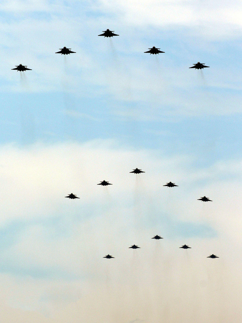 Đội hình 15 chiếc J-20 tại cuộc diễu binh hôm 1/8/2021 (Ảnh: Dwnews).