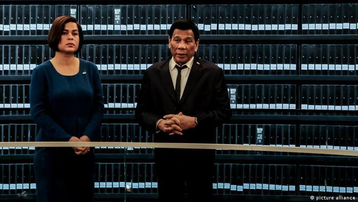 Tuy đã được đề cử ra tranh cử Phó Tổng thống vào năm tới, nhưng ông Duterte cho biết nếu con gái là Sara Duterte (trái) ra tranh cử Tổng thống, ông sẽ rút lui (Ảnh: Deutsche Welle).