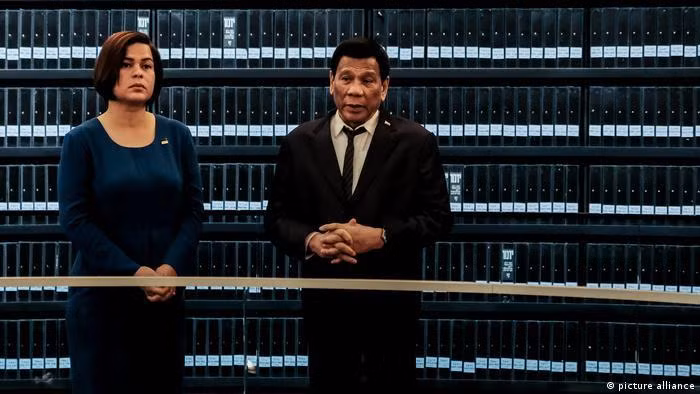 Tuy đã được đề cử ra tranh cử Phó Tổng thống vào năm tới, nhưng ông Duterte cho biết nếu con gái là Sara Duterte (trái) ra tranh cử Tổng thống, ông sẽ rút lui (Ảnh: Deutsche Welle). Tuy đã được đề cử ra tranh cử Phó Tổng thống vào năm tới, nhưng ông Duterte cho biết nếu con gái là Sara Duterte (trái) ra tranh cử Tổng thống, ông sẽ rút lui (Ảnh: Deutsche Welle).