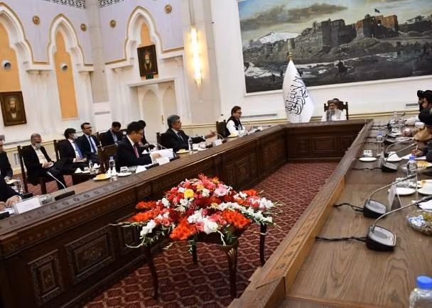 Đặc phái viên Trung Quốc, Nga và Pakistan (bên trái) gặp gỡ Quyền Thủ tướng Taliban Hasan Akhund (giữa) và các quan chức chính quyền Taliban (Ảnh: Đông Phương)