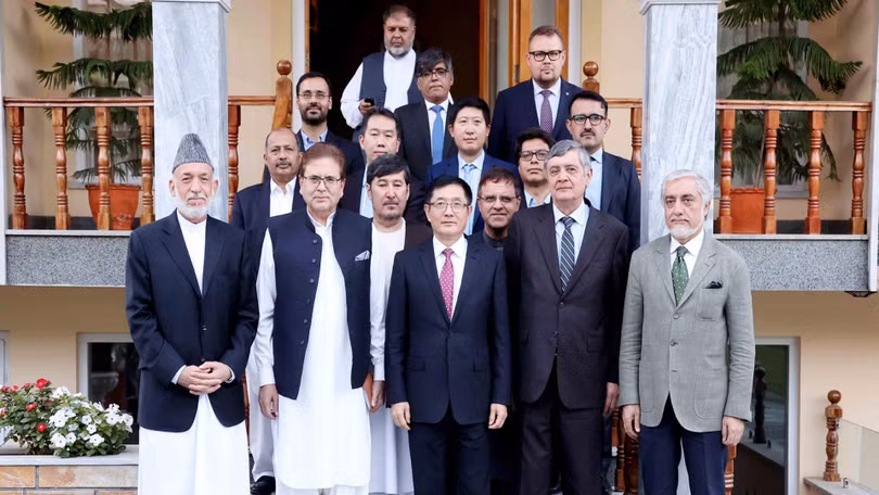 Ba đặc phái viên gặp các nhà lãnh đạo của chính phủ Afghanistan trước đây. Từ trái qua phải, hàng đầu: cựu Tổng thống Hamid Karzai, Muhammad Sadiq, Nhạc Hiểu Dũng, Zamir Kabulov và cựu Chủ tịch Ủy ban cấp cao về hòa giải dân tộc Abdullah (Ảnh: Dwnews). Ba đặc phái viên gặp các nhà lãnh đạo của chính phủ Afghanistan trước đây. Từ trái qua phải, hàng đầu: cựu Tổng thống Hamid Karzai, Muhammad Sadiq, Nhạc Hiểu Dũng, Zamir Kabulov và cựu Chủ tịch Ủy ban cấp cao về hòa giải dân tộc Abdullah (Ảnh: Dwnews).