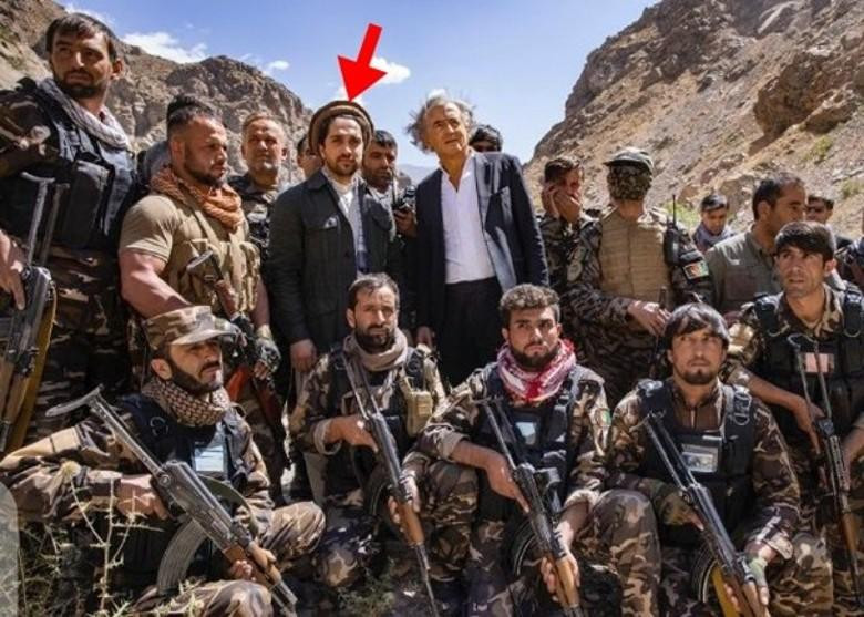 Ông Ahmad Massoud, thủ lĩnh của Mặt trận Kháng chiến Quốc gia (mũi tên) và các chiến binh của ông (Ảnh: Đông Phương). Ông Ahmad Massoud, thủ lĩnh của Mặt trận Kháng chiến Quốc gia (mũi tên) và các chiến binh của ông (Ảnh: Đông Phương).