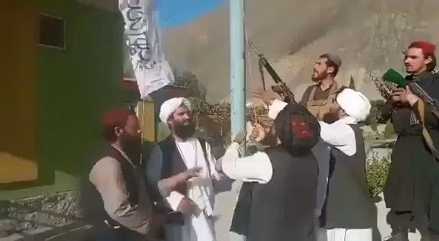 Lính Taliban kéo cờ chiến thắng ở Panjshir (Ảnh: AlJazeera ).