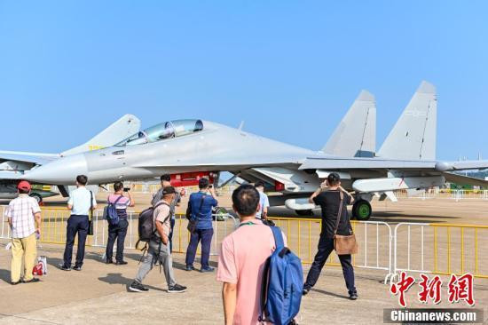 Chưa mở cửa cho dân chúng tham quan nhưng chiếc J-16D đã thu hút được sự quan tâm của giới chuyên môn (Ảnh: CNS). Chưa mở cửa cho dân chúng tham quan nhưng chiếc J-16D đã thu hút được sự quan tâm của giới chuyên môn (Ảnh: CNS).